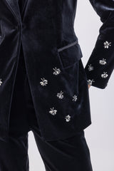 Bee Studded Solid Velvet Blazer\يلب يلمخم ةداس فرخزم لاكشأب ل