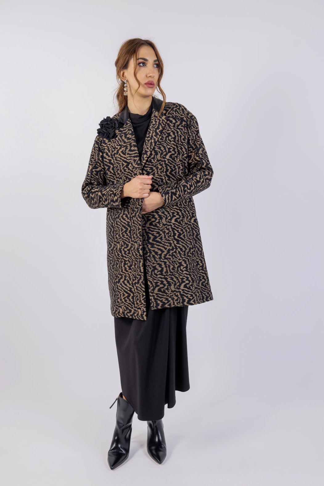 Elegant Textured Long Coat with Floral  Shoulder Accent\فطعم ليوط قينأ سملمب زيمم عم ليصافت  روهز ىلع فاتكلأا