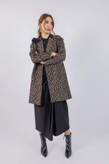 Elegant Textured Long Coat with Floral  Shoulder Accent\فطعم ليوط قينأ سملمب زيمم عم ليصافت  روهز ىلع فاتكلأا