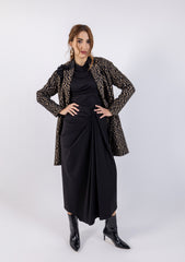 Elegant Textured Long Coat with Floral  Shoulder Accent\فطعم ليوط قينأ سملمب زيمم عم ليصافت  روهز ىلع فاتكلأا