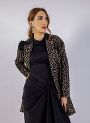 Elegant Textured Long Coat with Floral  Shoulder Accent\فطعم ليوط قينأ سملمب زيمم عم ليصافت  روهز ىلع فاتكلأا