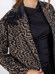 Elegant Textured Long Coat with Floral  Shoulder Accent\فطعم ليوط قينأ سملمب زيمم عم ليصافت  روهز ىلع فاتكلأا