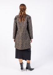 Elegant Textured Long Coat with Floral  Shoulder Accent\فطعم ليوط قينأ سملمب زيمم عم ليصافت  روهز ىلع فاتكلأا