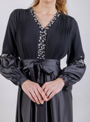 Embellished V-Neck Puff Sleeve Gown\اتسف فرخزم مامكأب ةضافضف طخو قنع ىلع  لكش فرح V