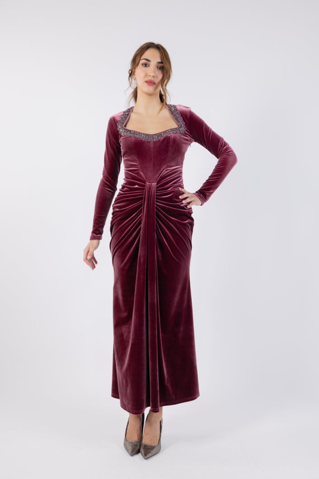 Velvet Embellished Neckline Maxi Dress\تسف يسكام ةقايب ةيلمخم ف