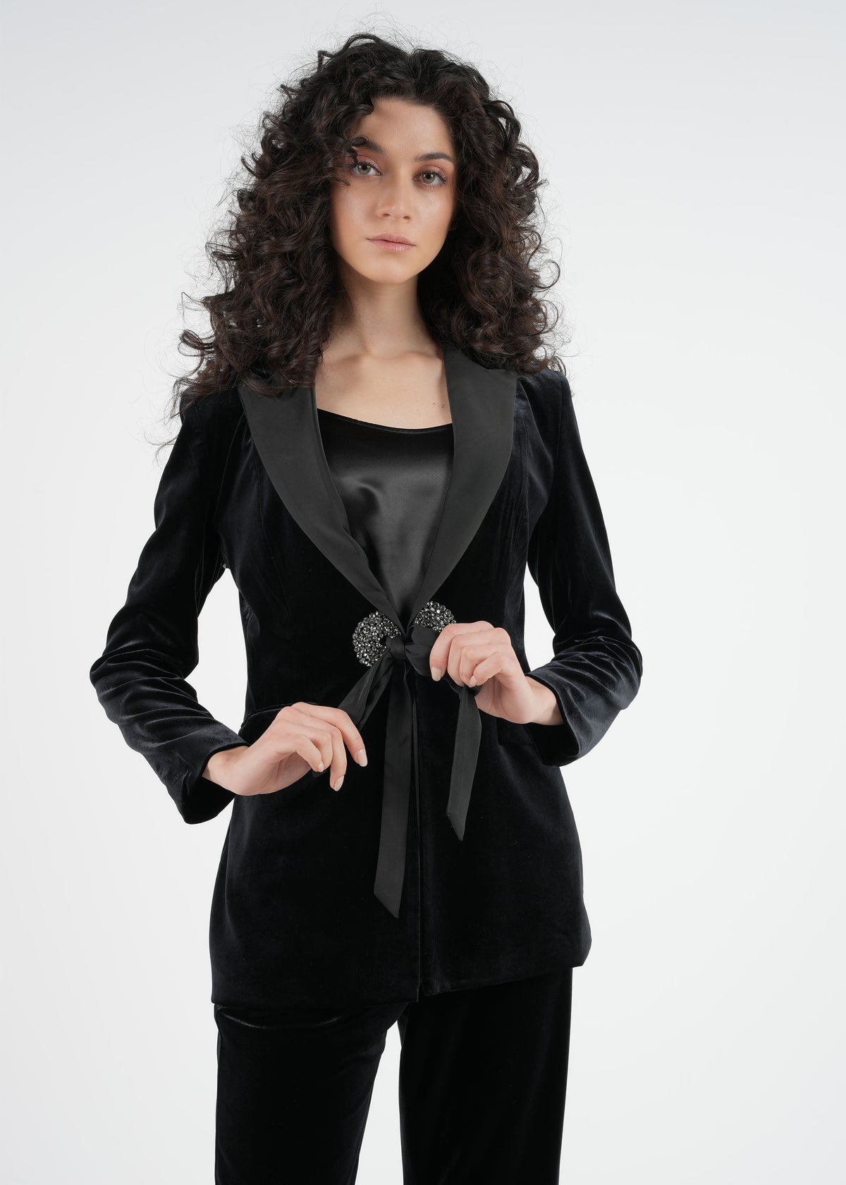 Velvet Blazer with Embellished Brooches\جاكيت بليزر مخمل مع دبابيس مزخرفة