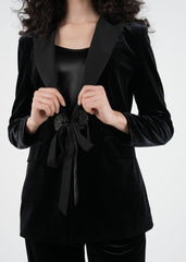 Velvet Blazer with Embellished Brooches\جاكيت بليزر مخمل مع دبابيس مزخرفة