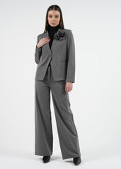 Modern Grey Blazer with Floral Accent\بليزر رمادي عصري مع لمسة زهرية