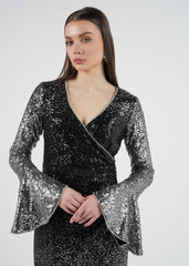 Sequin Wrap Maxi Dress with Flared Long Sleeves\فستان ماكسي بلفّة من الترتر مع أكمام طويلة مفلّدة.