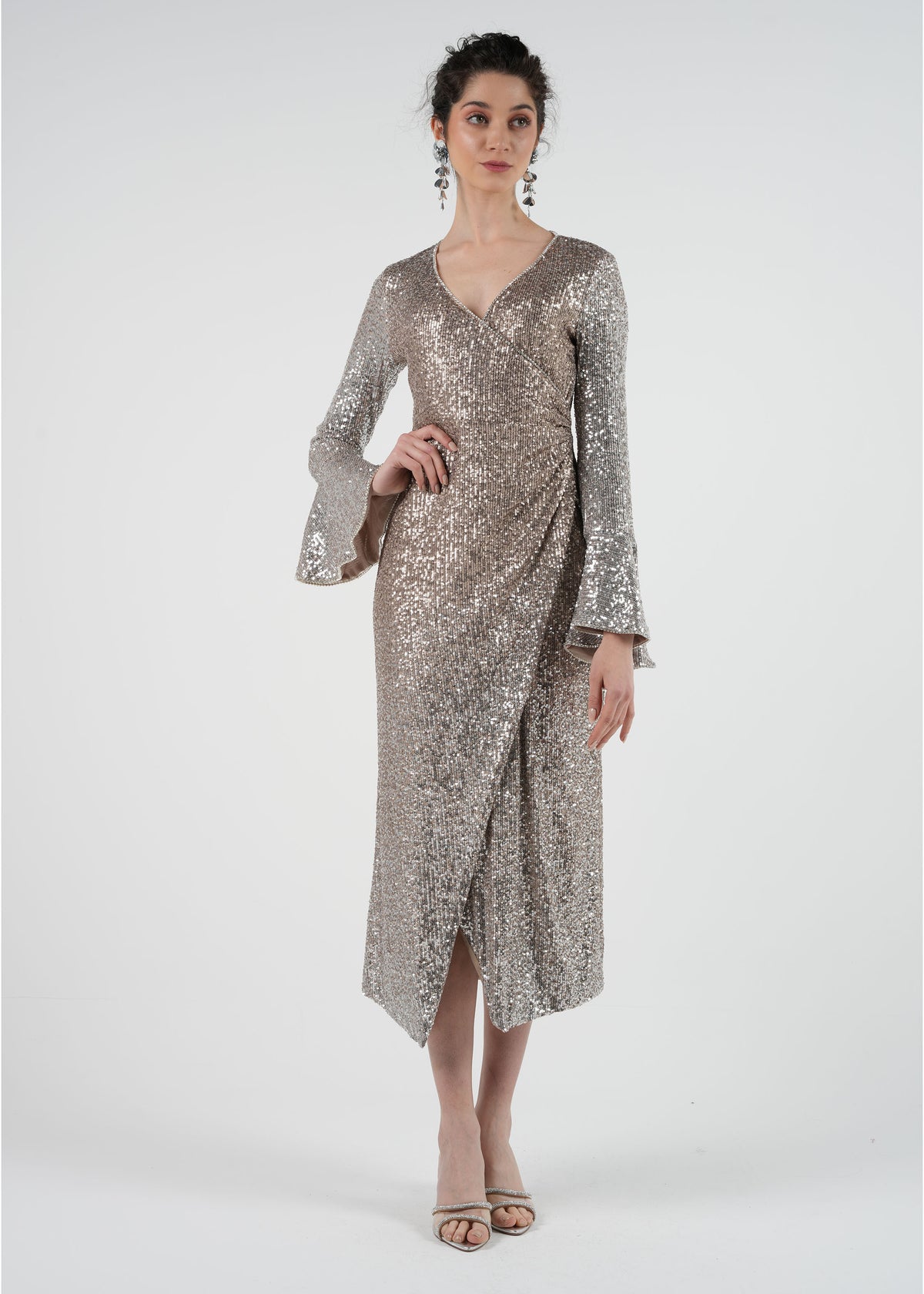 Sequin Wrap Maxi Dress with Flared Long Sleeves\فستان ماكسي بلفّة من الترتر مع أكمام طويلة مفلّدة.