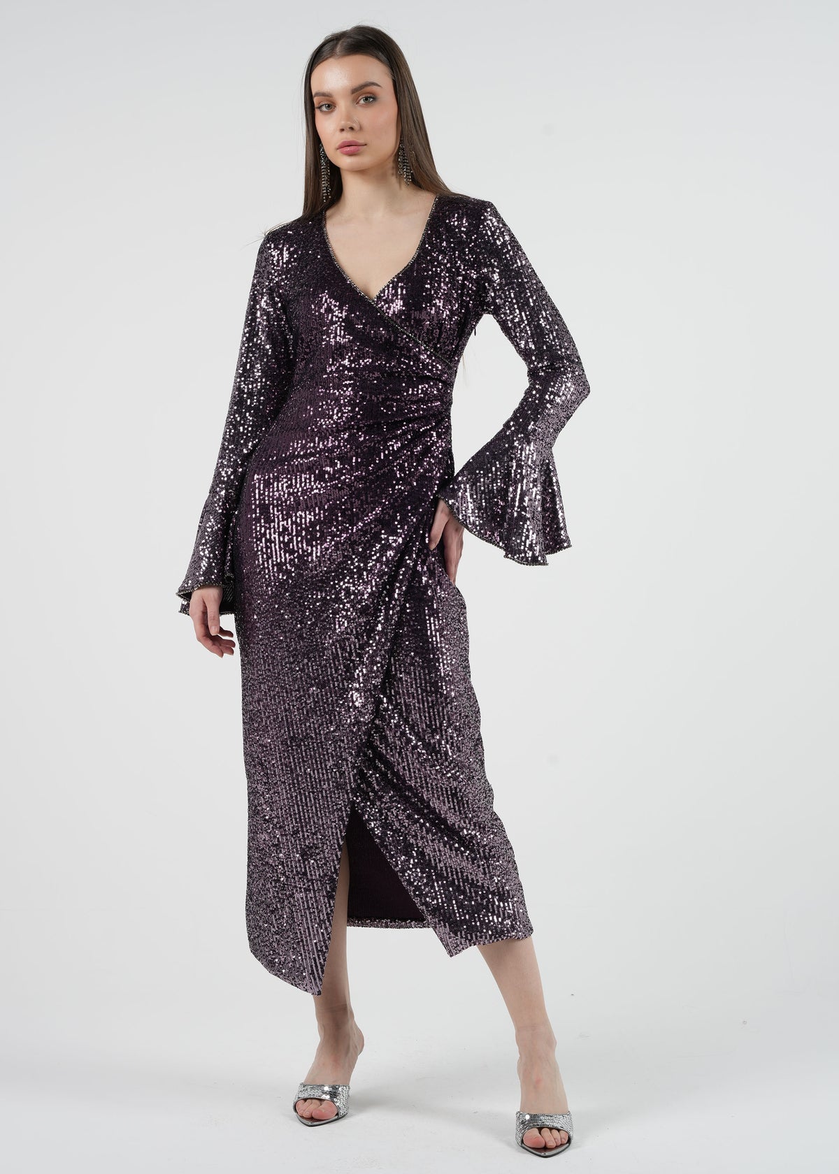 Sequin Wrap Maxi Dress with Flared Long Sleeves\فستان ماكسي بلفّة من الترتر مع أكمام طويلة مفلّدة.