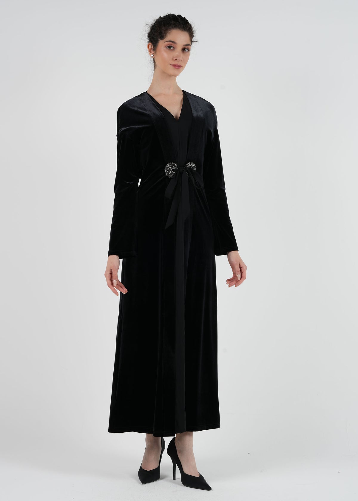 Velvet Maxi Abaya with Embellished Brooches\عباية ماكسي من المخمل مع بروشات مزخرفة